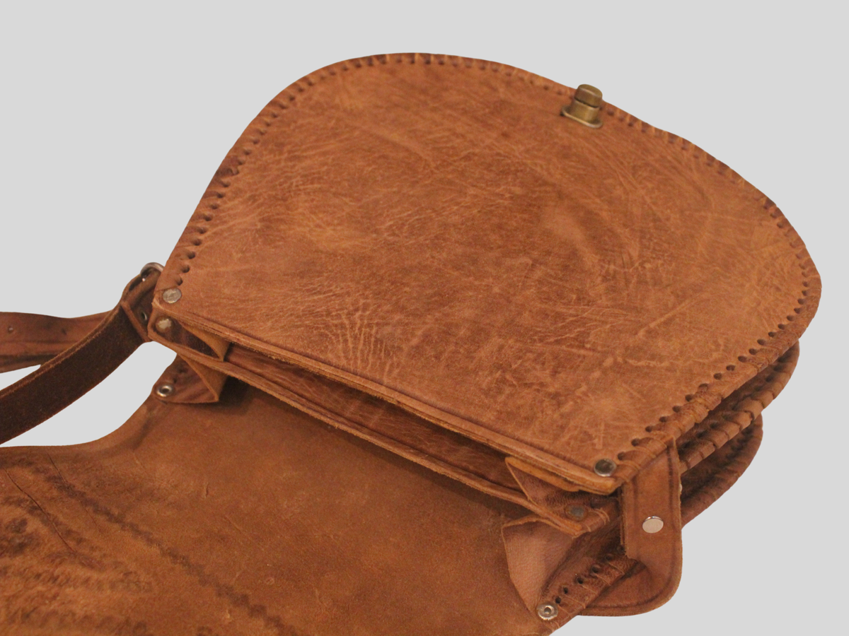Sac bandoulière artisanal cognac à motifs gravés