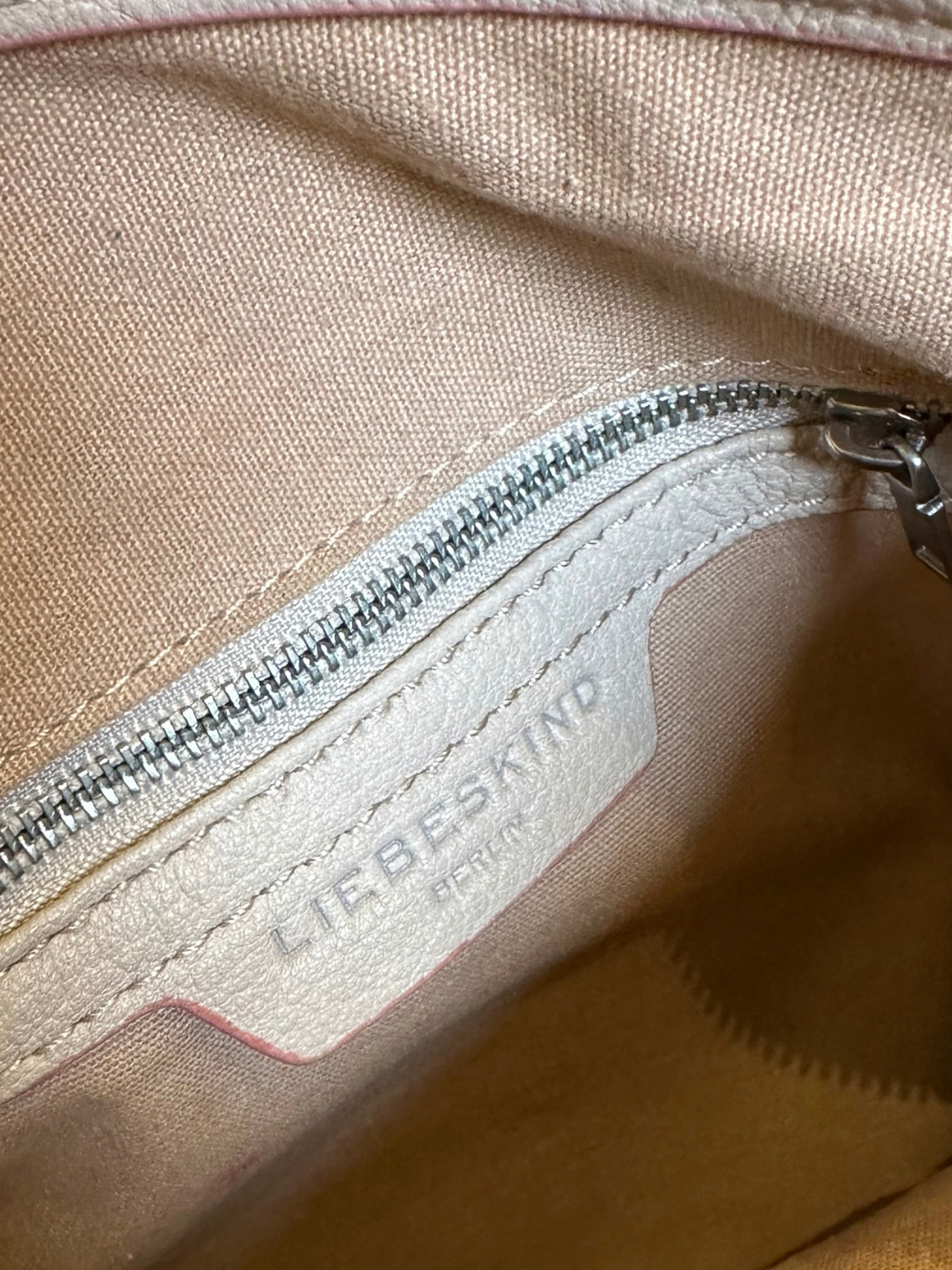 🇩🇪 Liebeskind Berlin – Sac bandoulière beige clair en cuir véritable à liserés roses