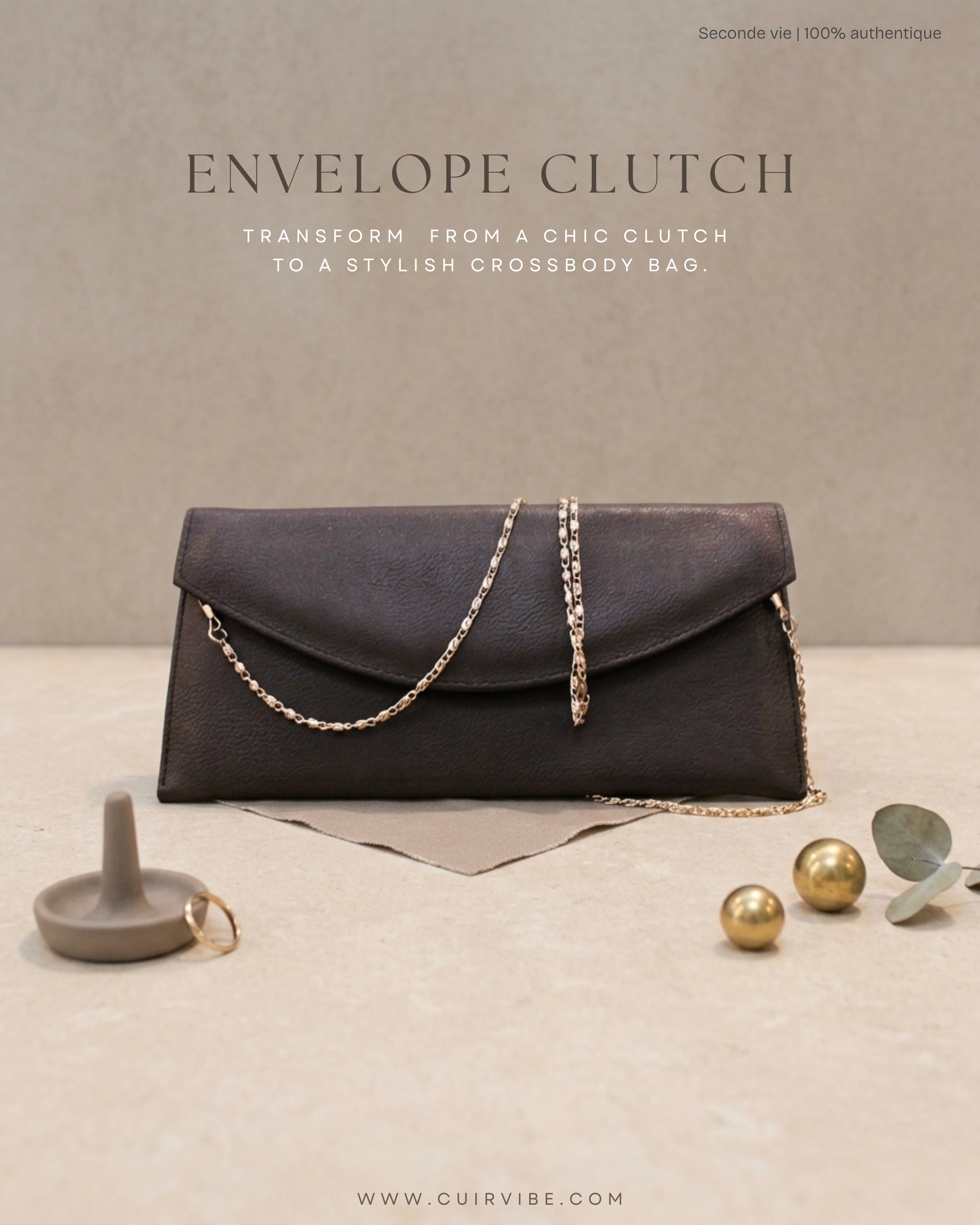 Pochette noire à chaîne au design enveloppe