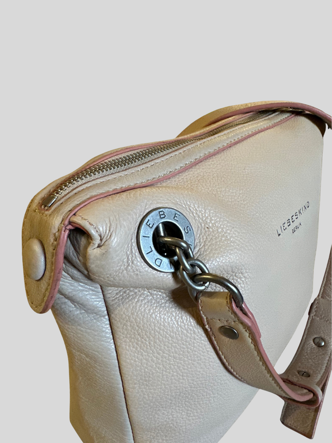 🇩🇪 Liebeskind Berlin – Sac bandoulière beige clair en cuir véritable à liserés roses