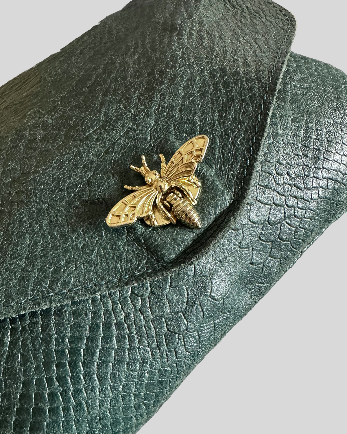 🇮🇹 Sac bandoulière vert foncé effet python en cuir véritable à abeille dorée – Made in Italy