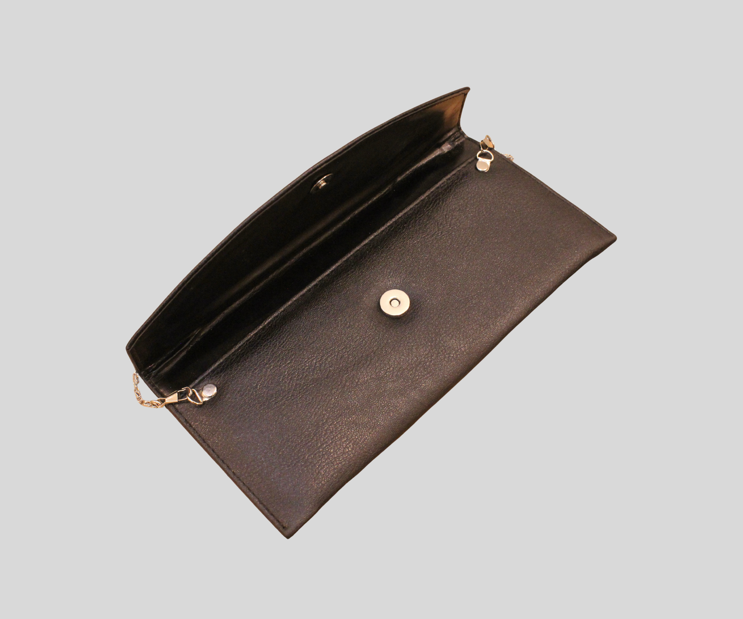 Pochette noire à chaîne au design enveloppe