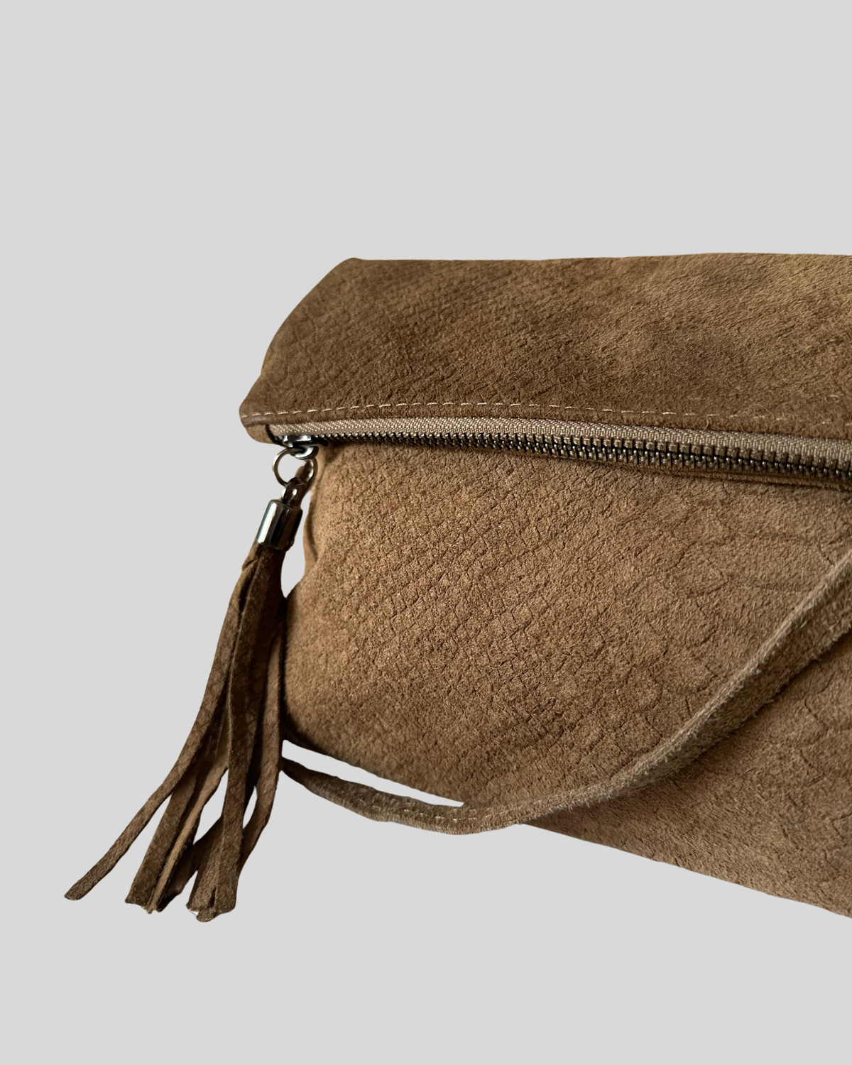 🇮🇹 Pochette pliable marron effet python en daim véritable à pompon – Made in Italy