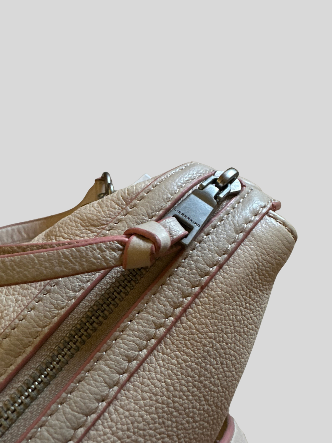 🇩🇪 Liebeskind Berlin – Sac bandoulière beige clair en cuir véritable à liserés roses