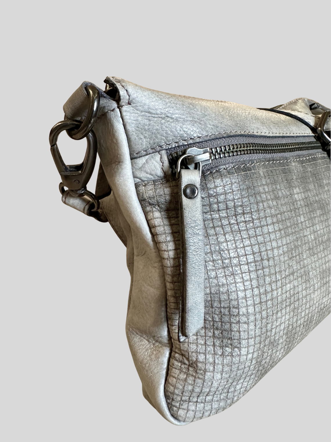 Estelle – Sac bandoulière gris argenté texturé en cuir véritable