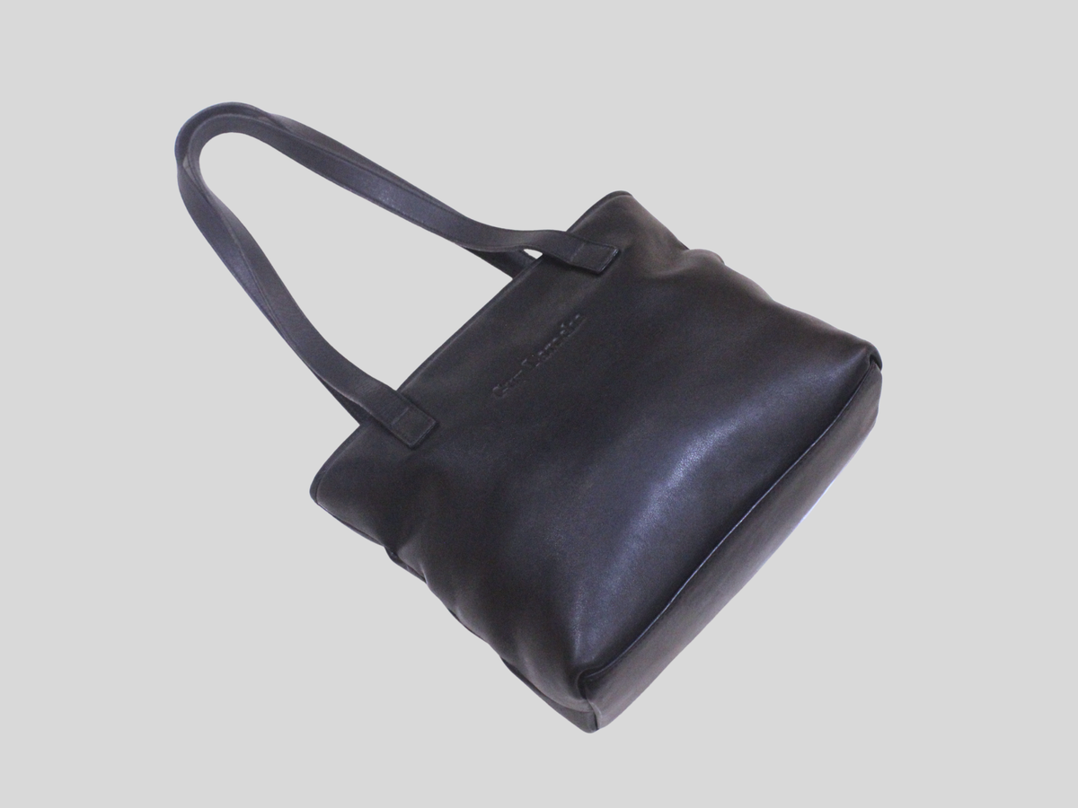 Sac Guy Laroche noir souple à porter épaule