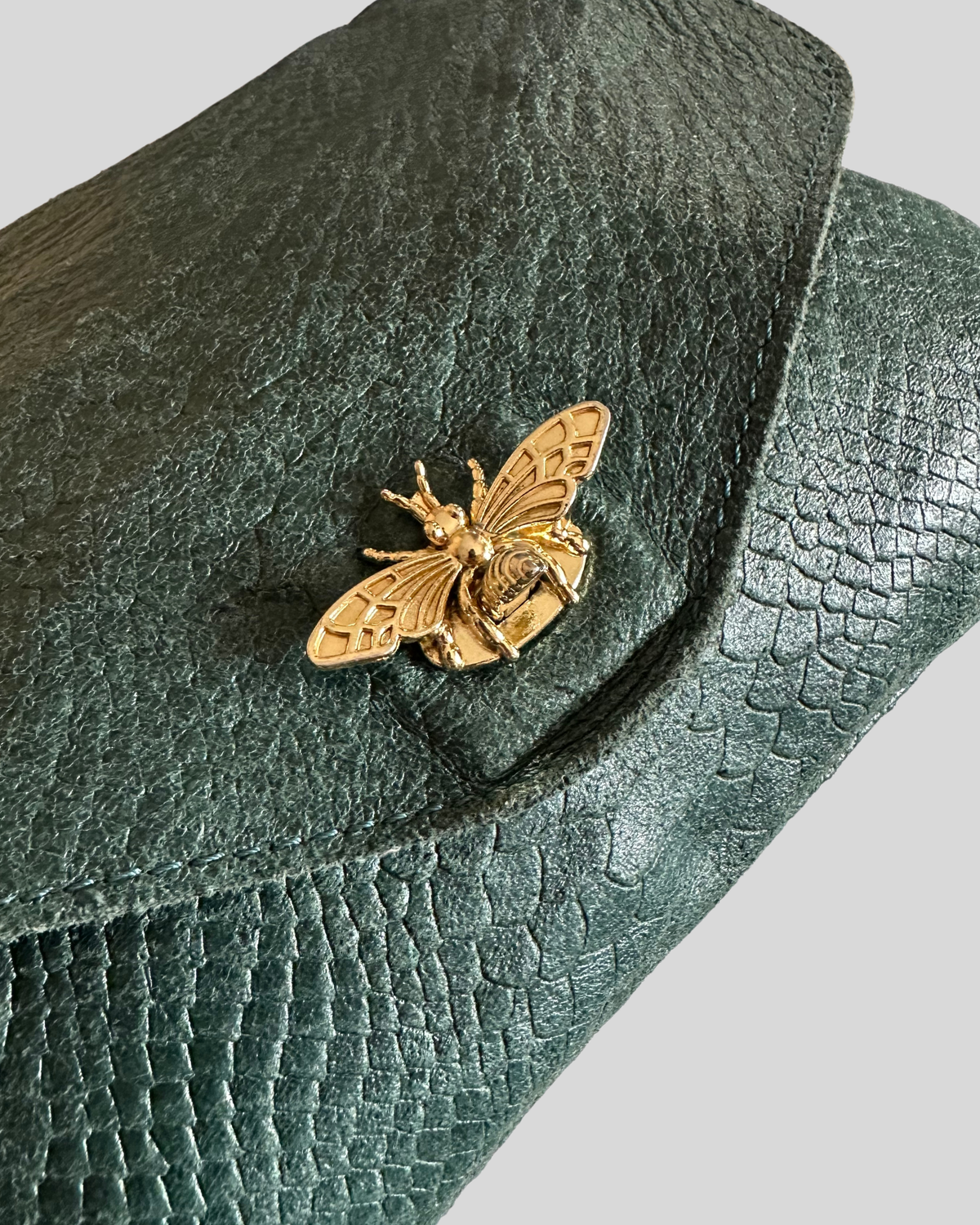 🇮🇹 Sac bandoulière vert foncé effet python en cuir véritable à abeille dorée – Made in Italy