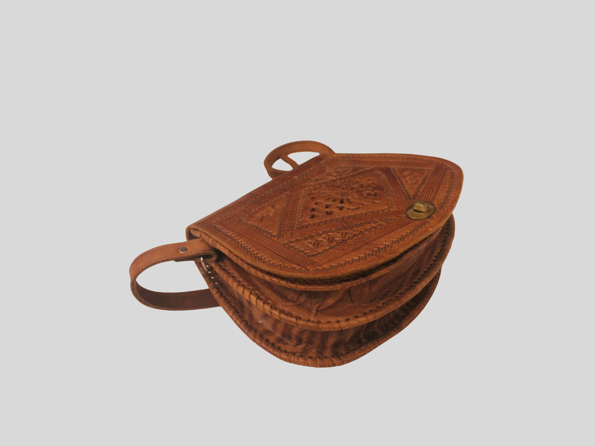 Sac bandoulière artisanal cognac à motifs gravés