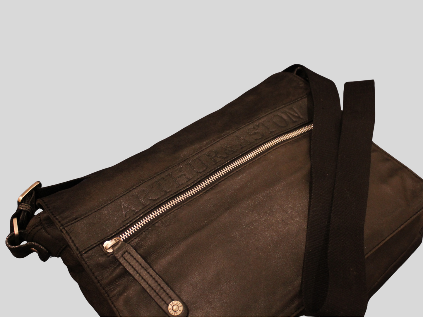 Sac messenger Arthur & Aston noir en cuir