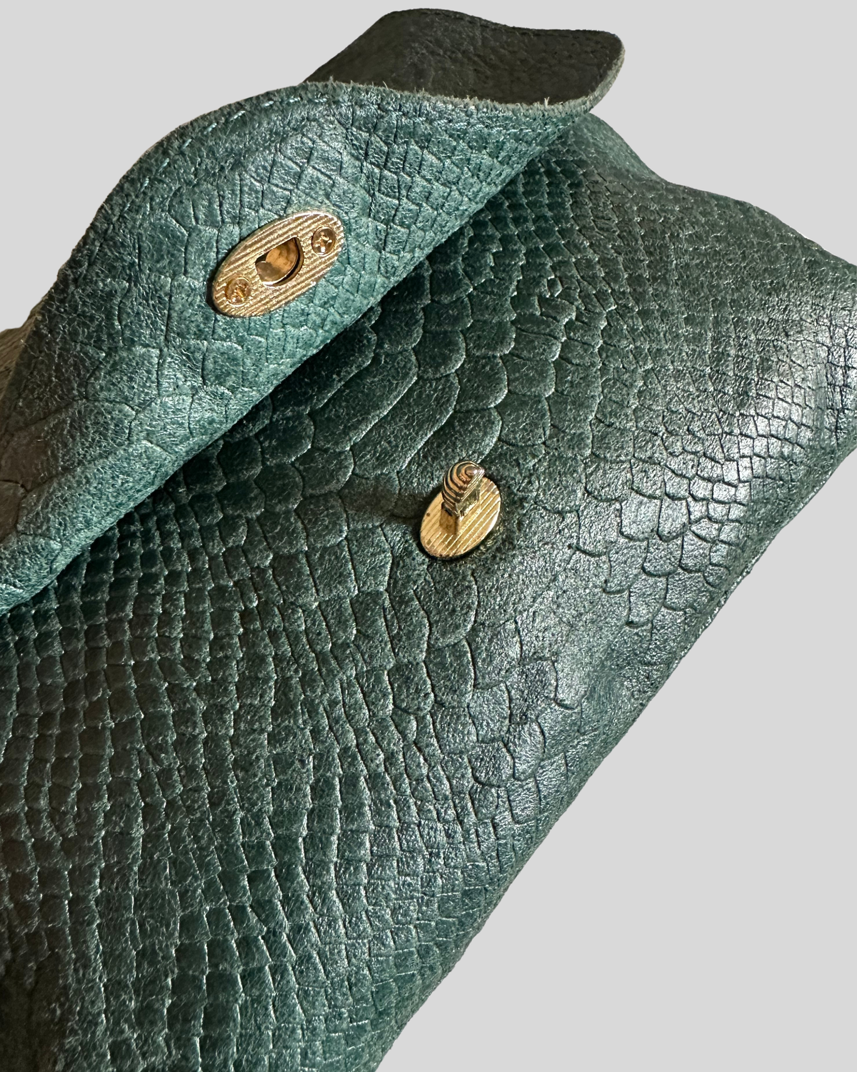 🇮🇹 Sac bandoulière vert foncé effet python en cuir véritable à abeille dorée – Made in Italy
