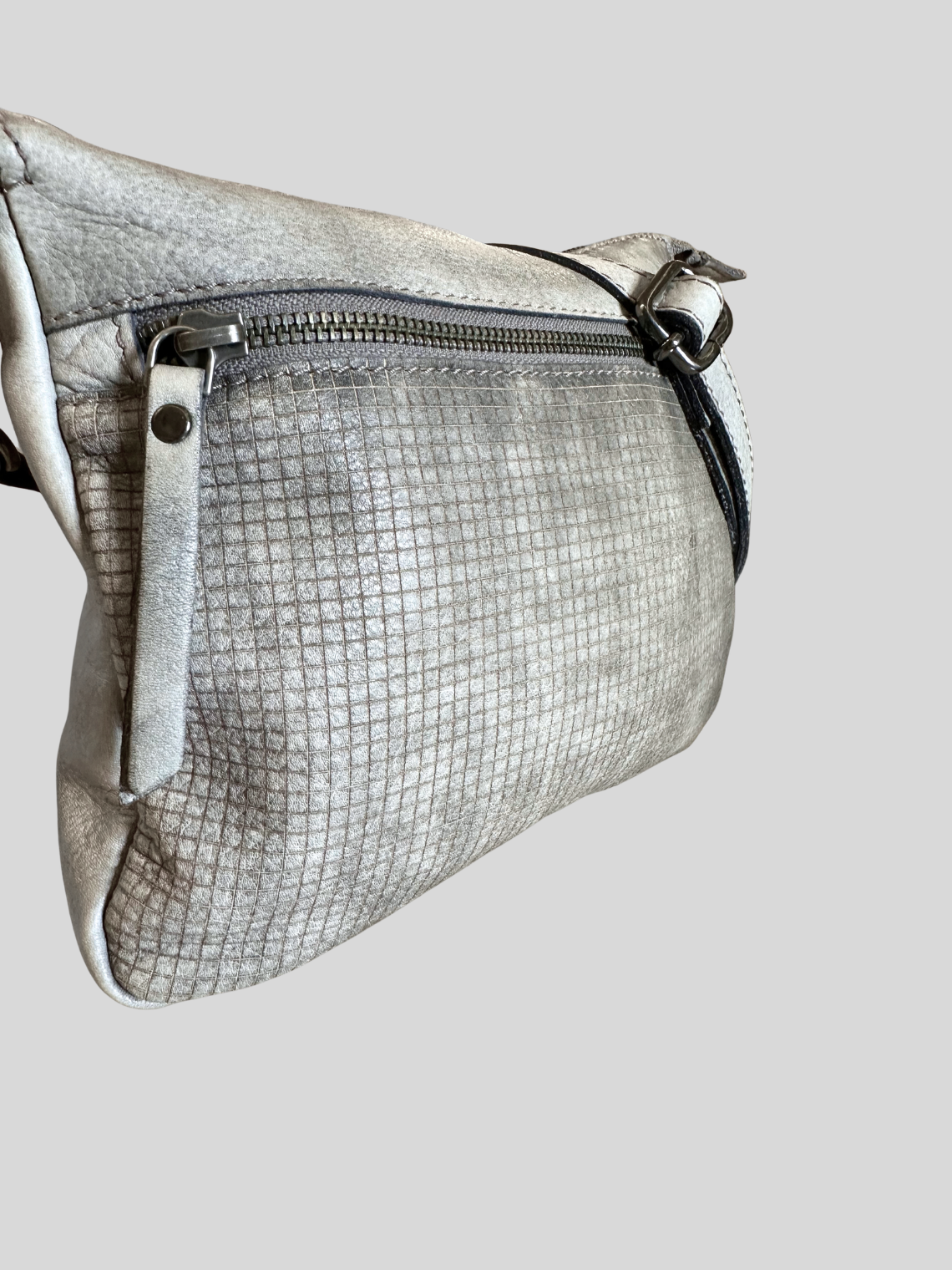 Estelle – Sac bandoulière gris argenté texturé en cuir véritable