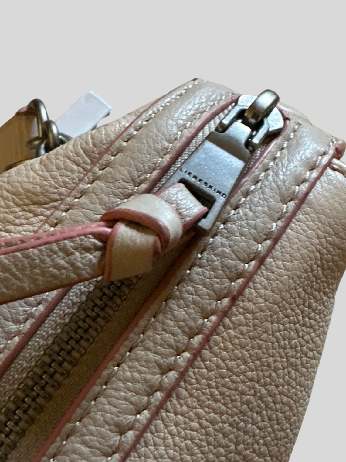 🇩🇪 Liebeskind Berlin – Sac bandoulière beige clair en cuir véritable à liserés roses