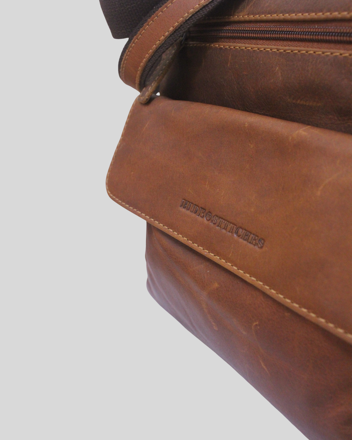 Hide & Stitches – Sac bandoulière cognac en cuir véritable
