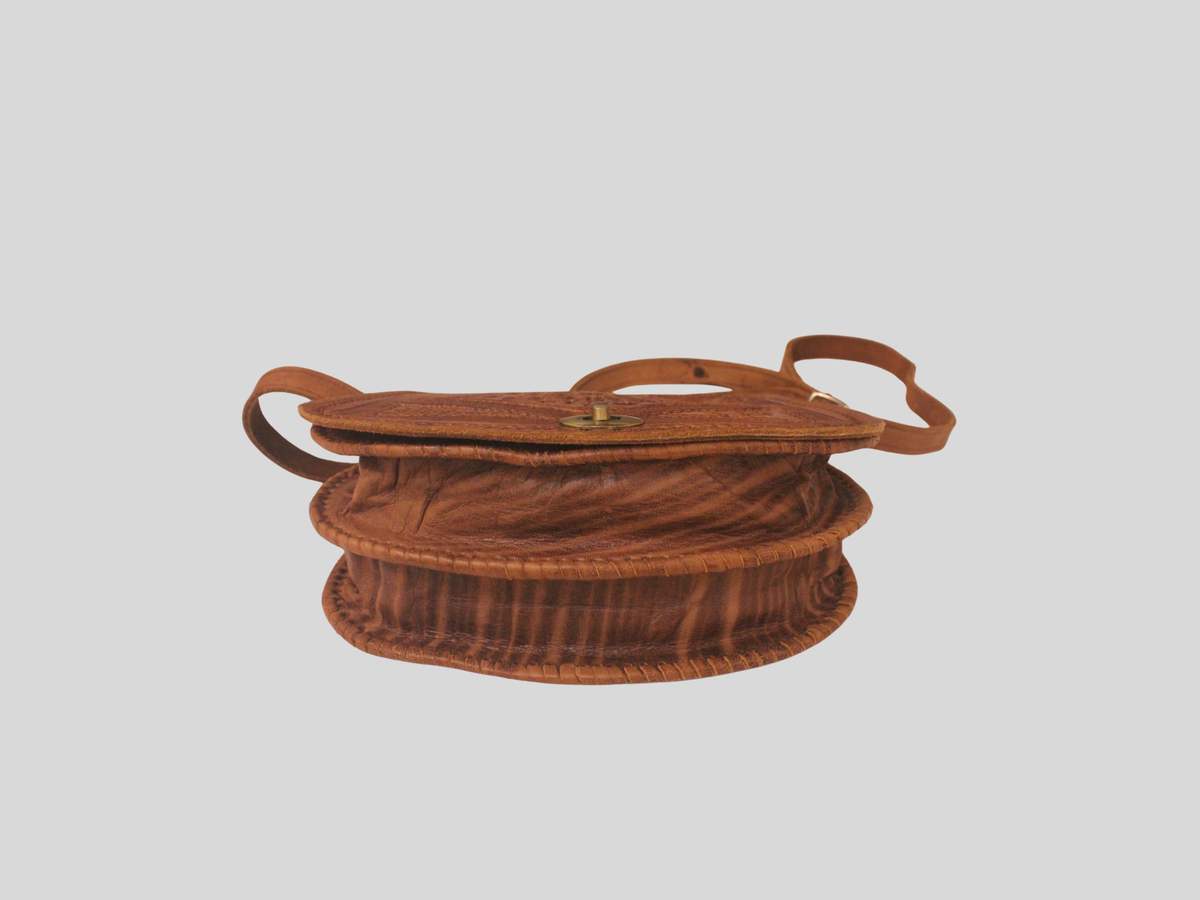 Sac bandoulière artisanal cognac à motifs gravés