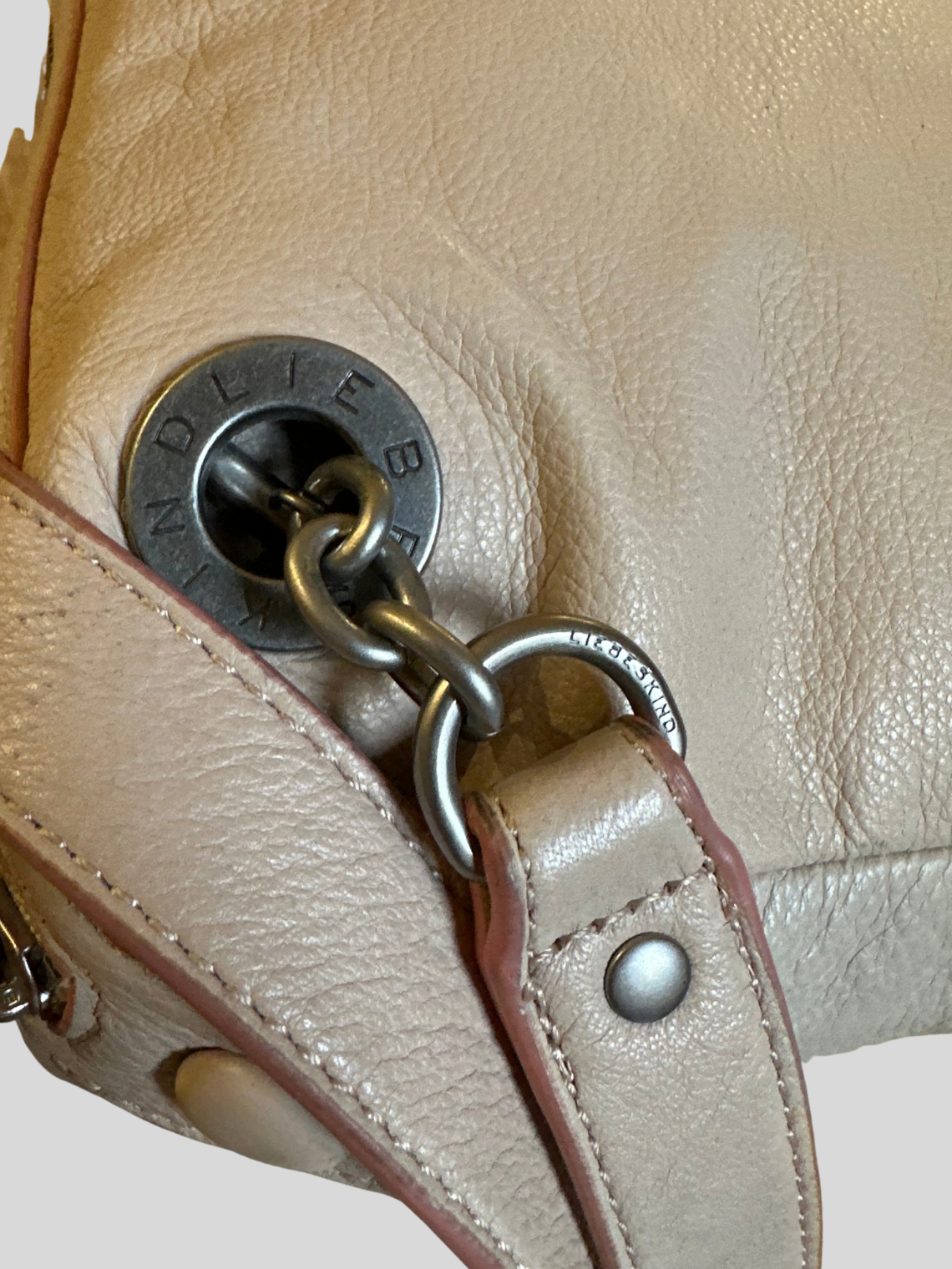 🇩🇪 Liebeskind Berlin – Sac bandoulière beige clair en cuir véritable à liserés roses