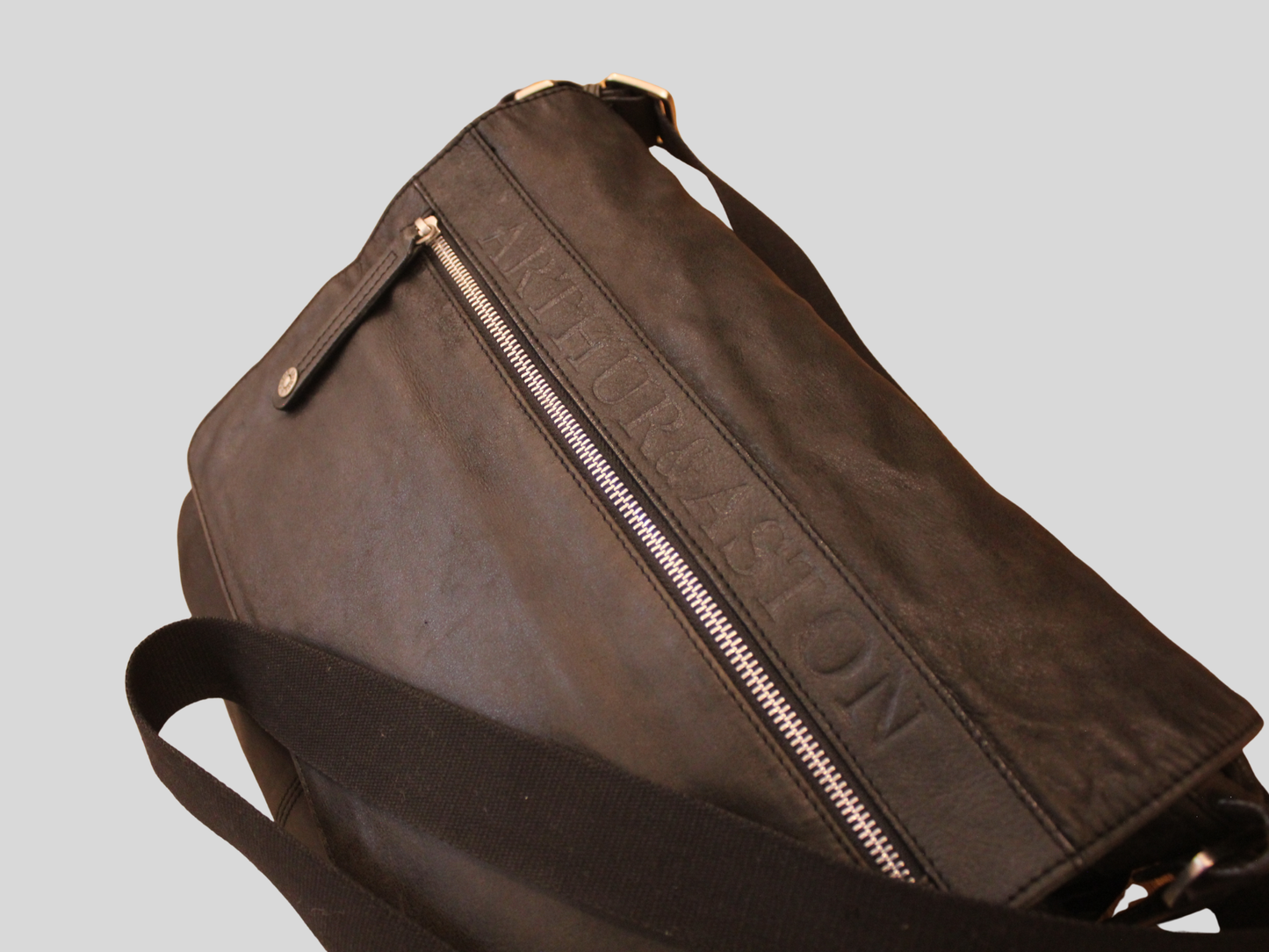 Sac messenger Arthur & Aston noir en cuir
