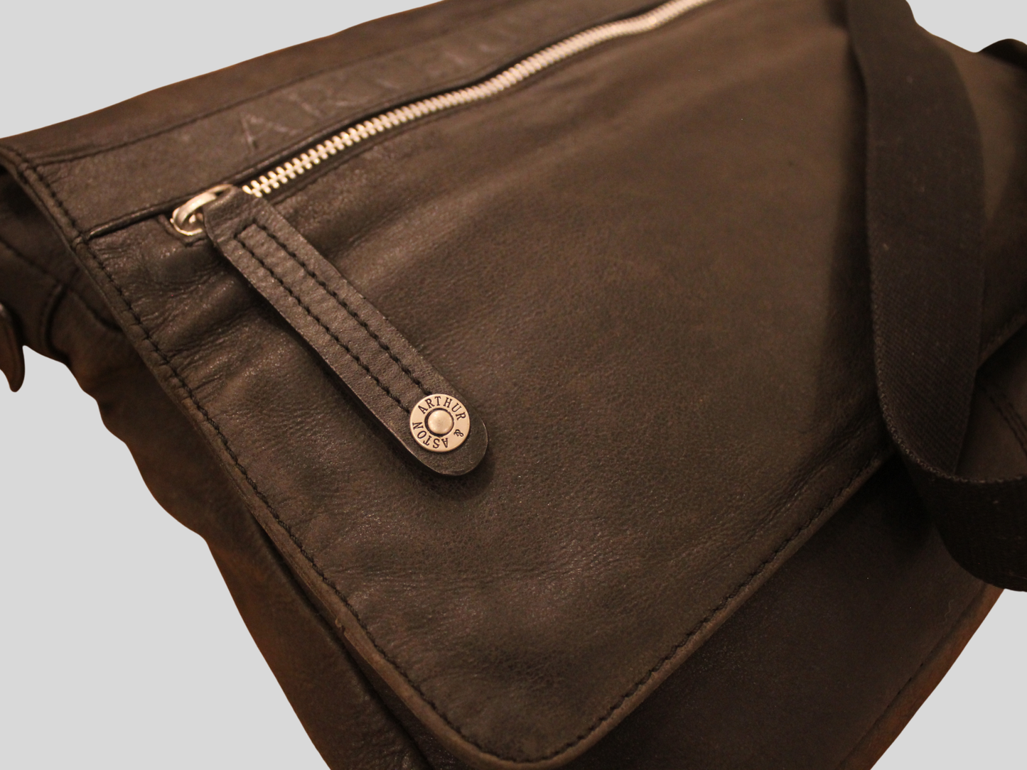 Sac messenger Arthur & Aston noir en cuir