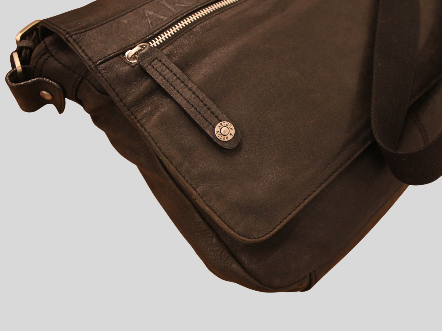 Sac messenger Arthur & Aston noir en cuir