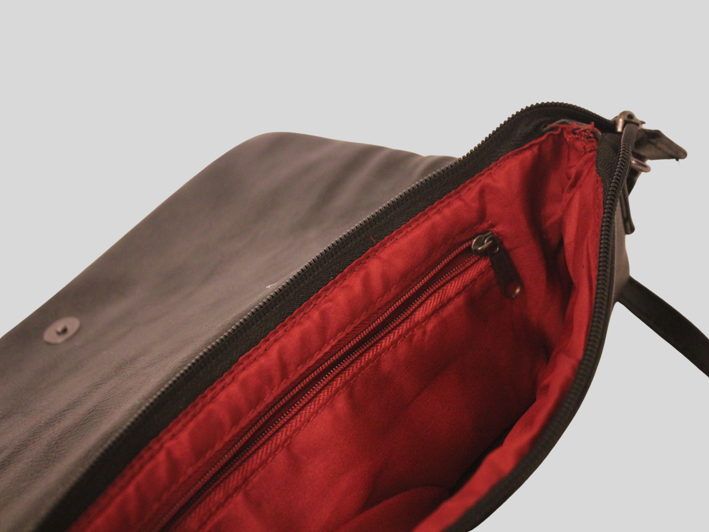 Sac à bandoulière gris foncé tressé