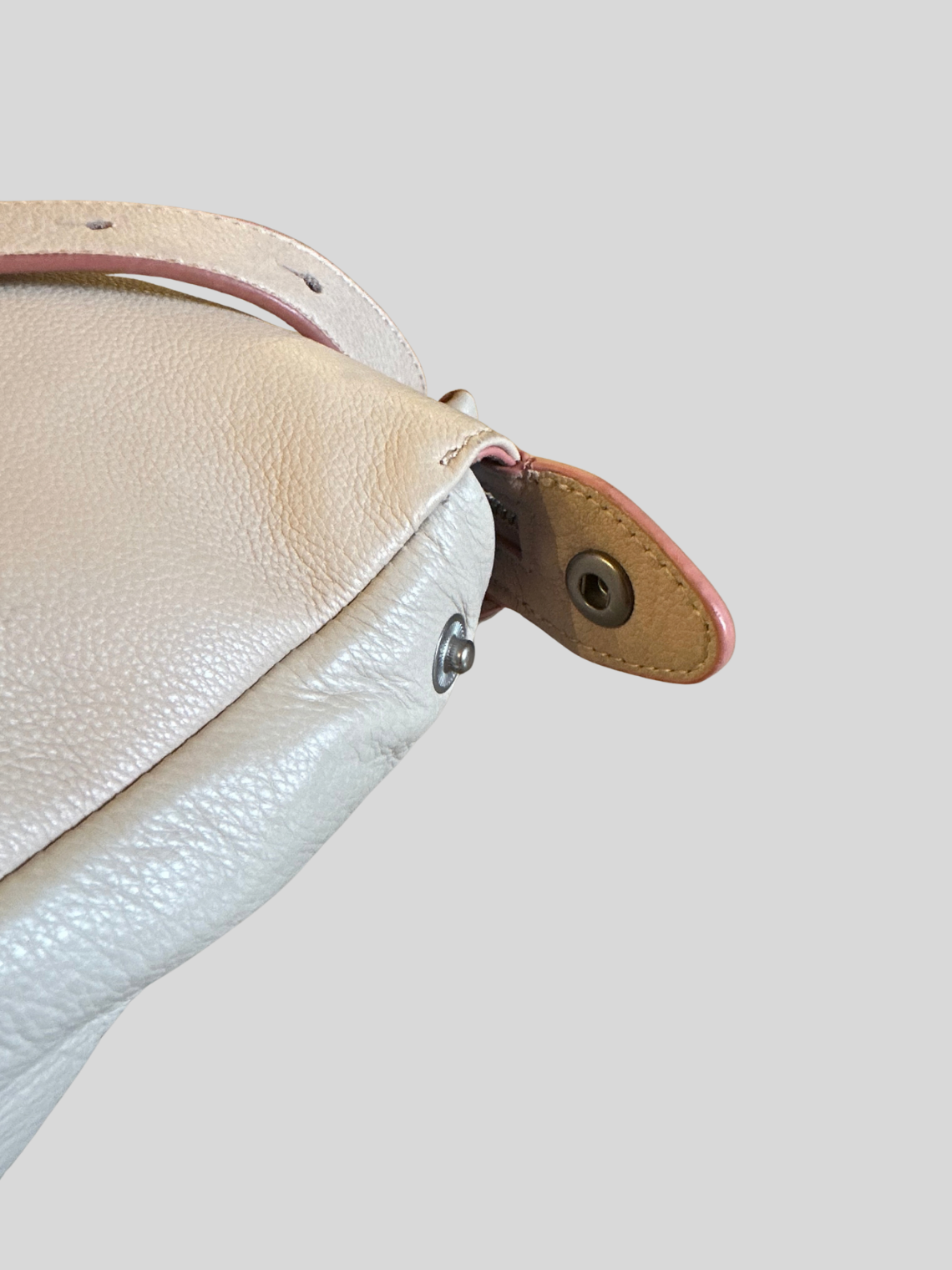 🇩🇪 Liebeskind Berlin – Sac bandoulière beige clair en cuir véritable à liserés roses