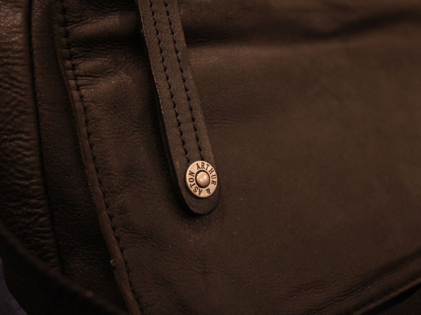 Sac messenger Arthur & Aston noir en cuir