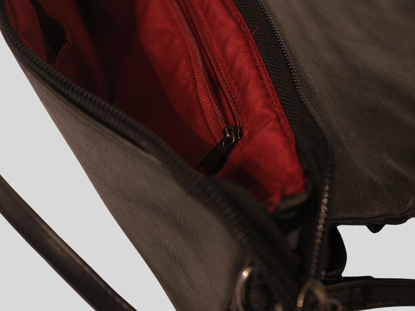 Sac à bandoulière gris foncé tressé