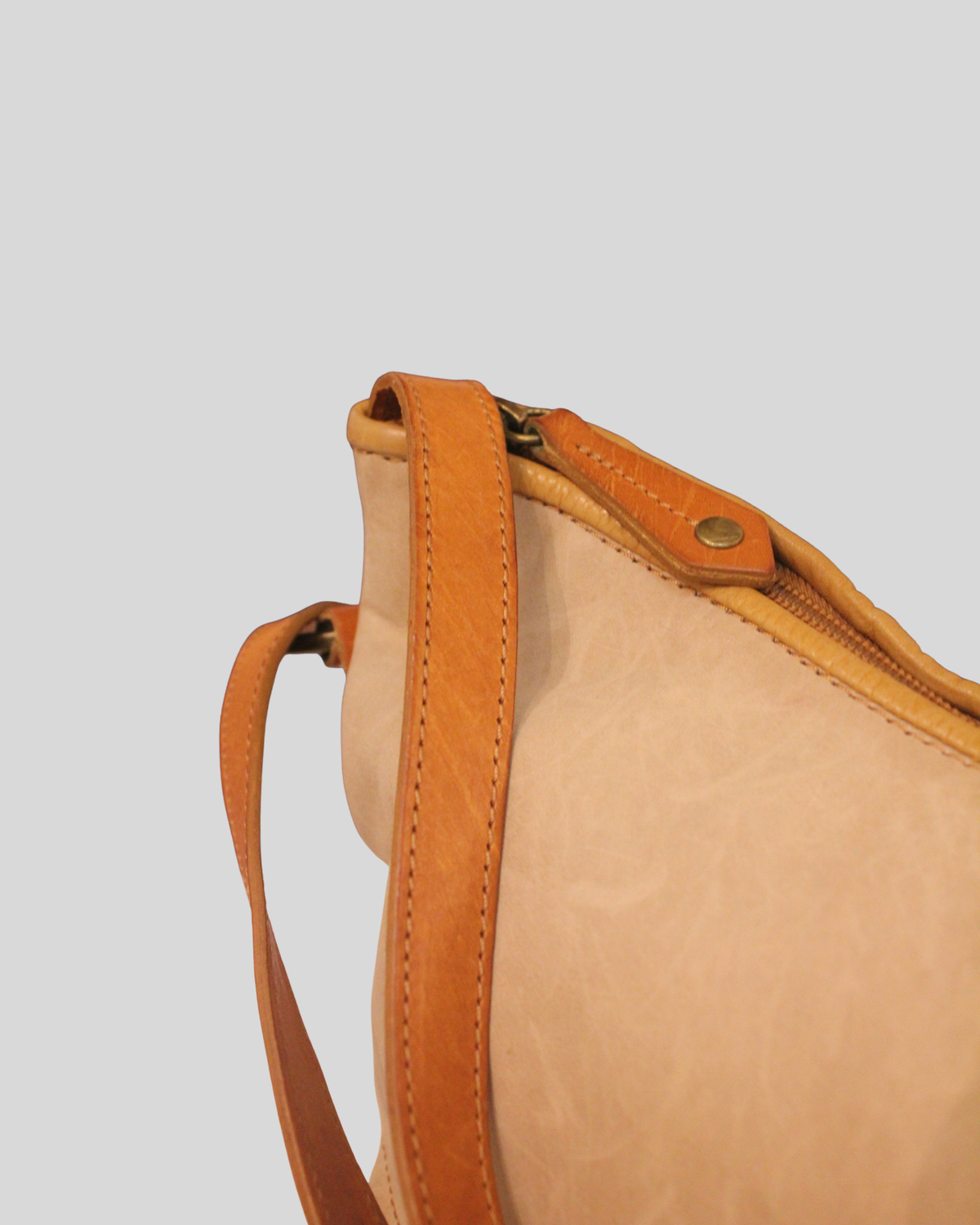 Sac convertible bicolore beige et camel en cuir véritable