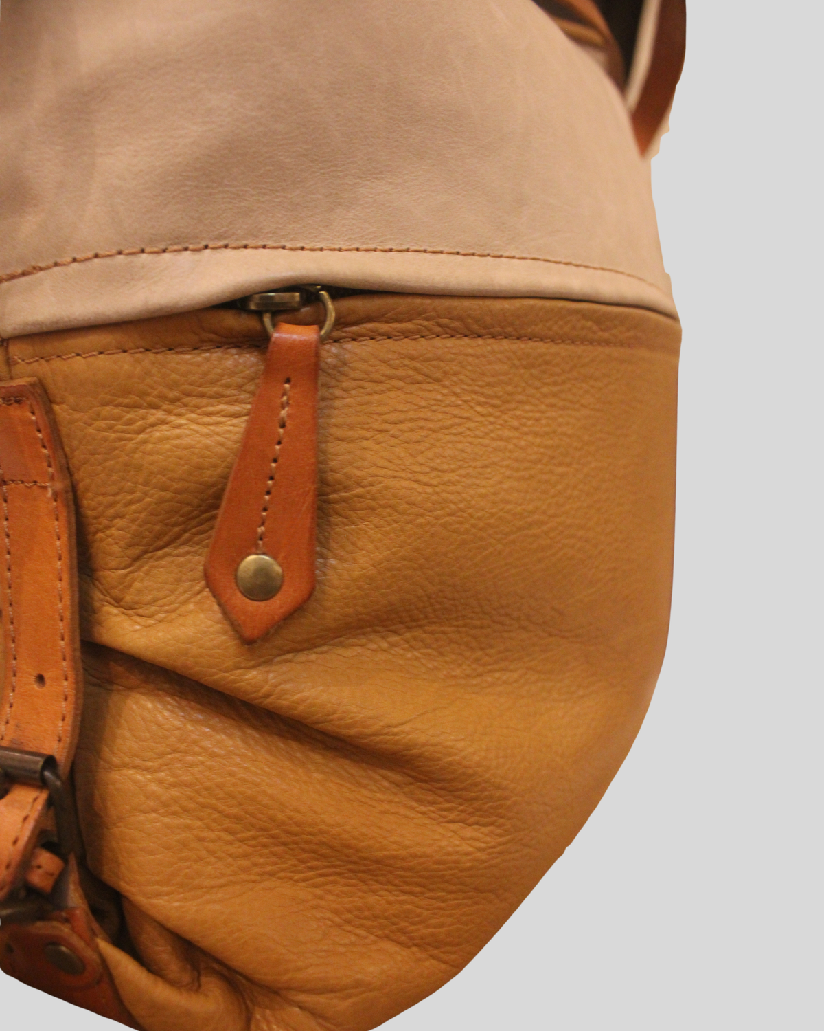 Sac convertible bicolore beige et camel en cuir véritable