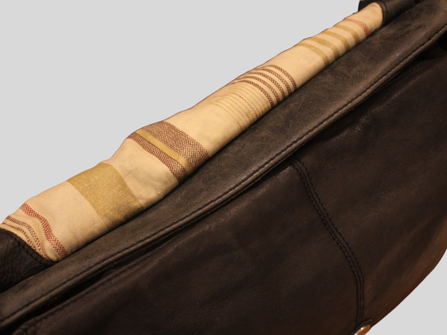 Sac messenger Arthur & Aston noir en cuir