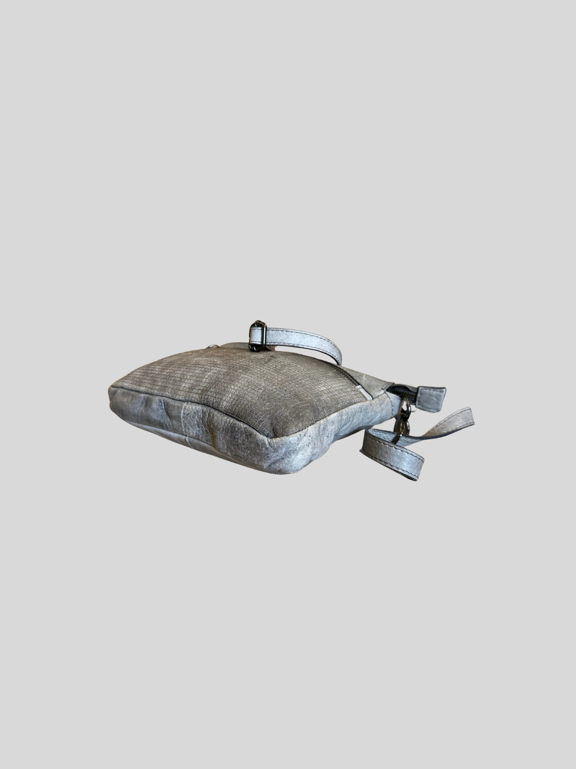Estelle – Sac bandoulière gris argenté texturé en cuir véritable