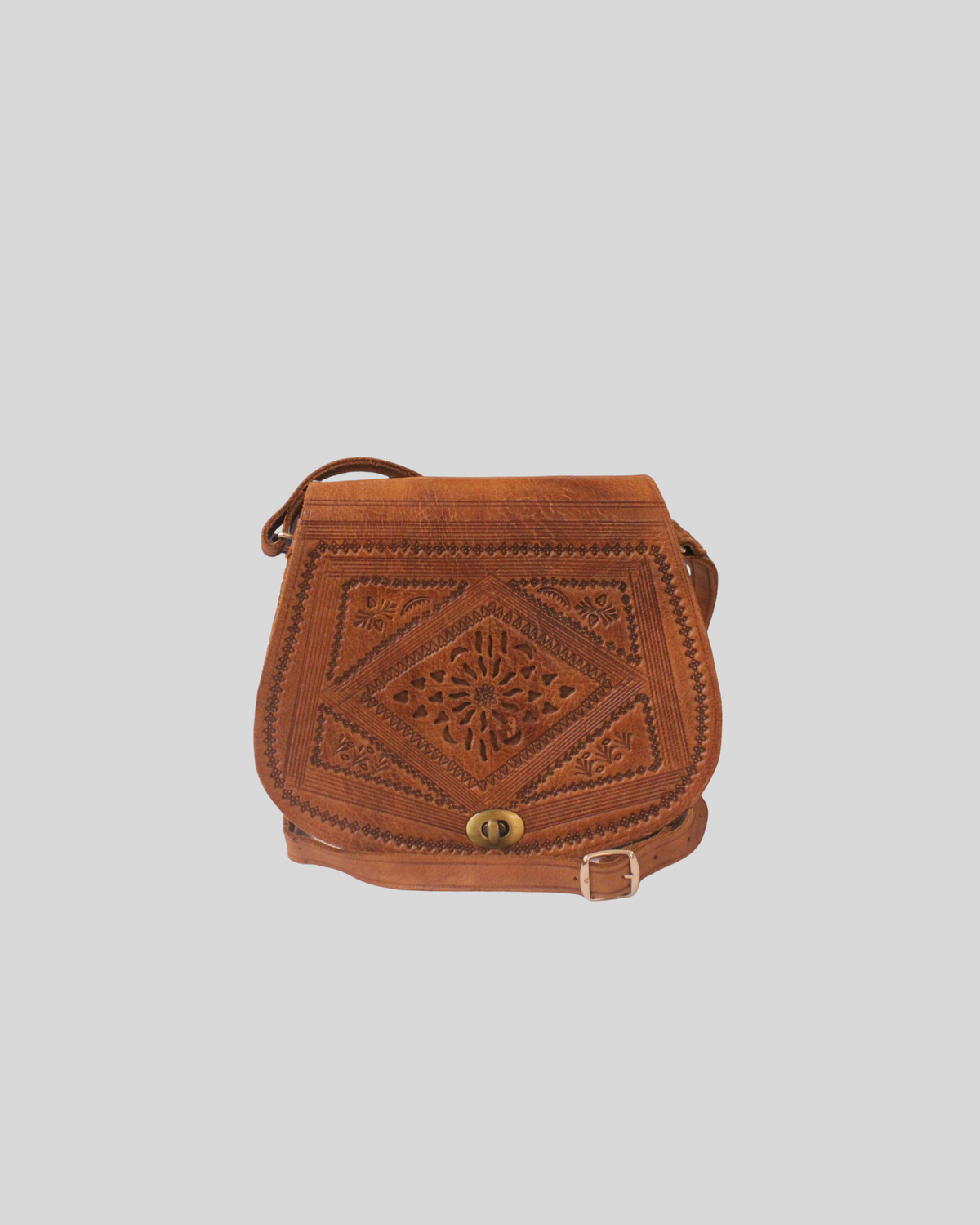 Sac bandoulière artisanal cognac à motifs gravés