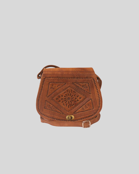 Sac bandoulière artisanal cognac à motifs gravés
