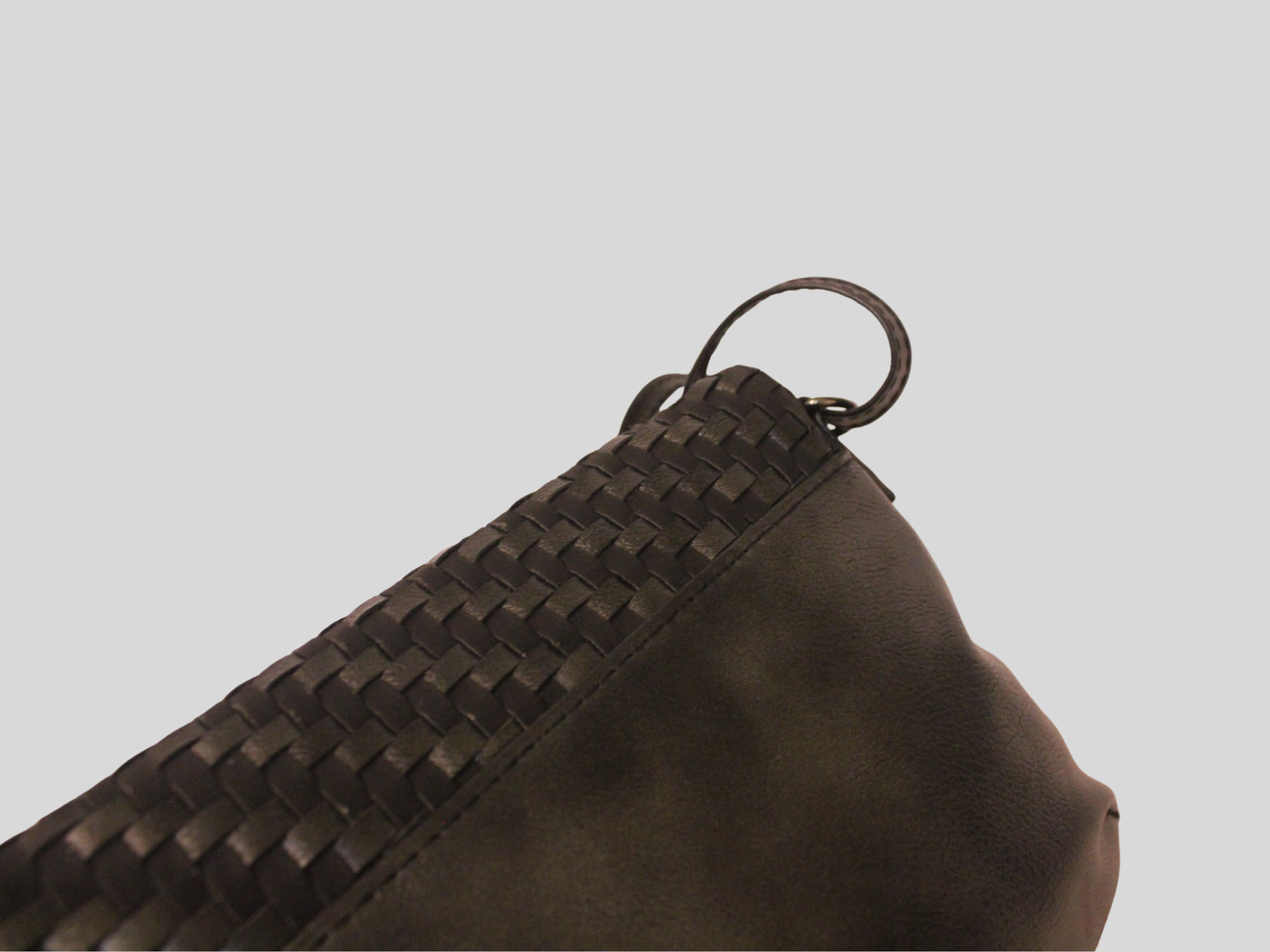 Sac à bandoulière gris foncé tressé