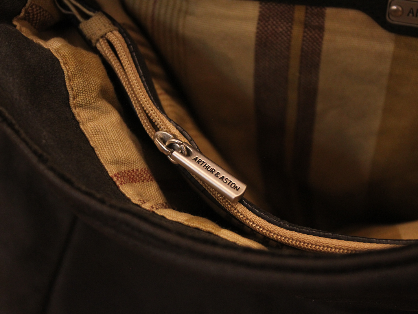 Sac messenger Arthur & Aston noir en cuir