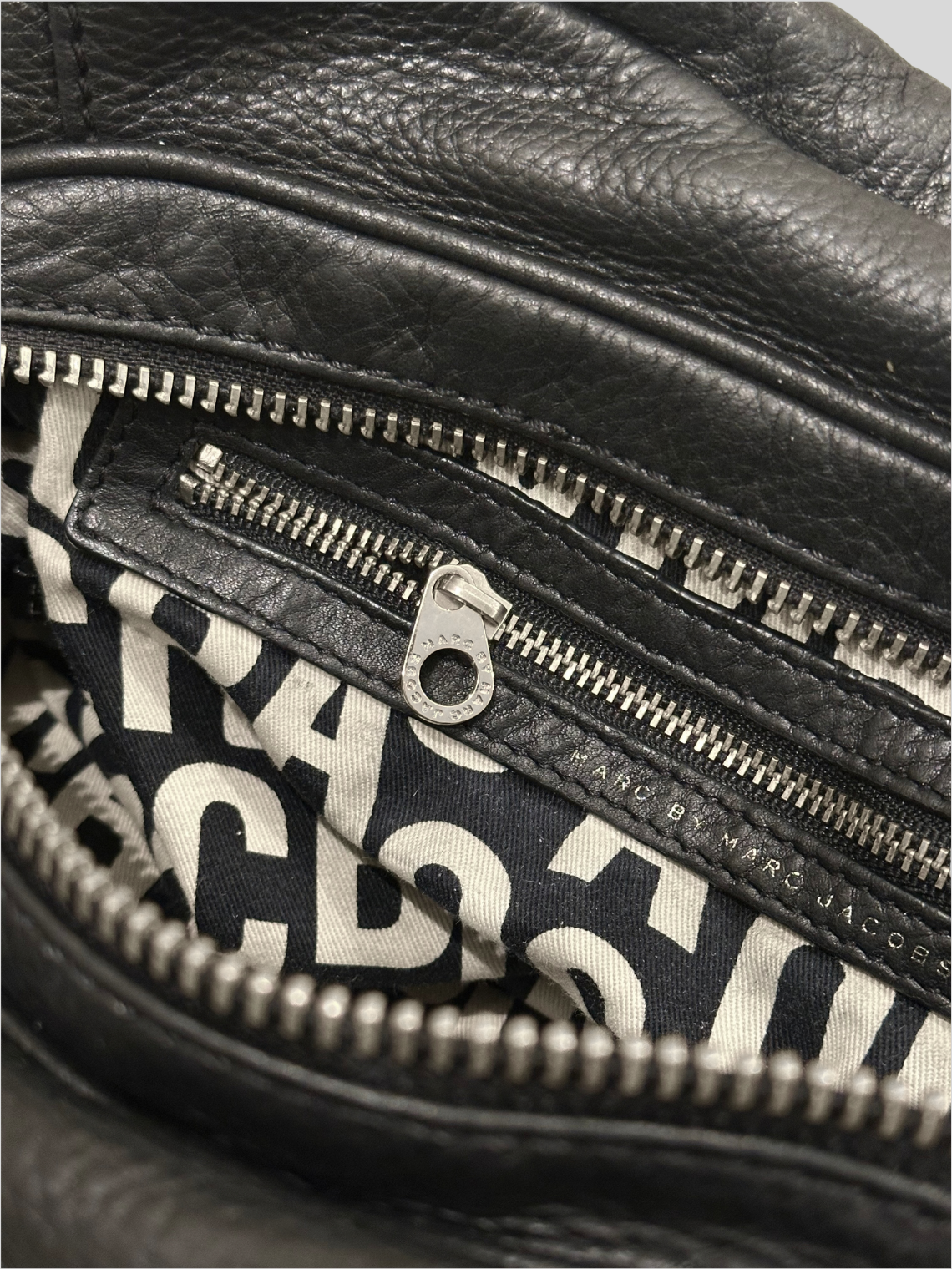 Marc by Marc Jacobs – Classic Q Baby Groovee noir en cuir véritable