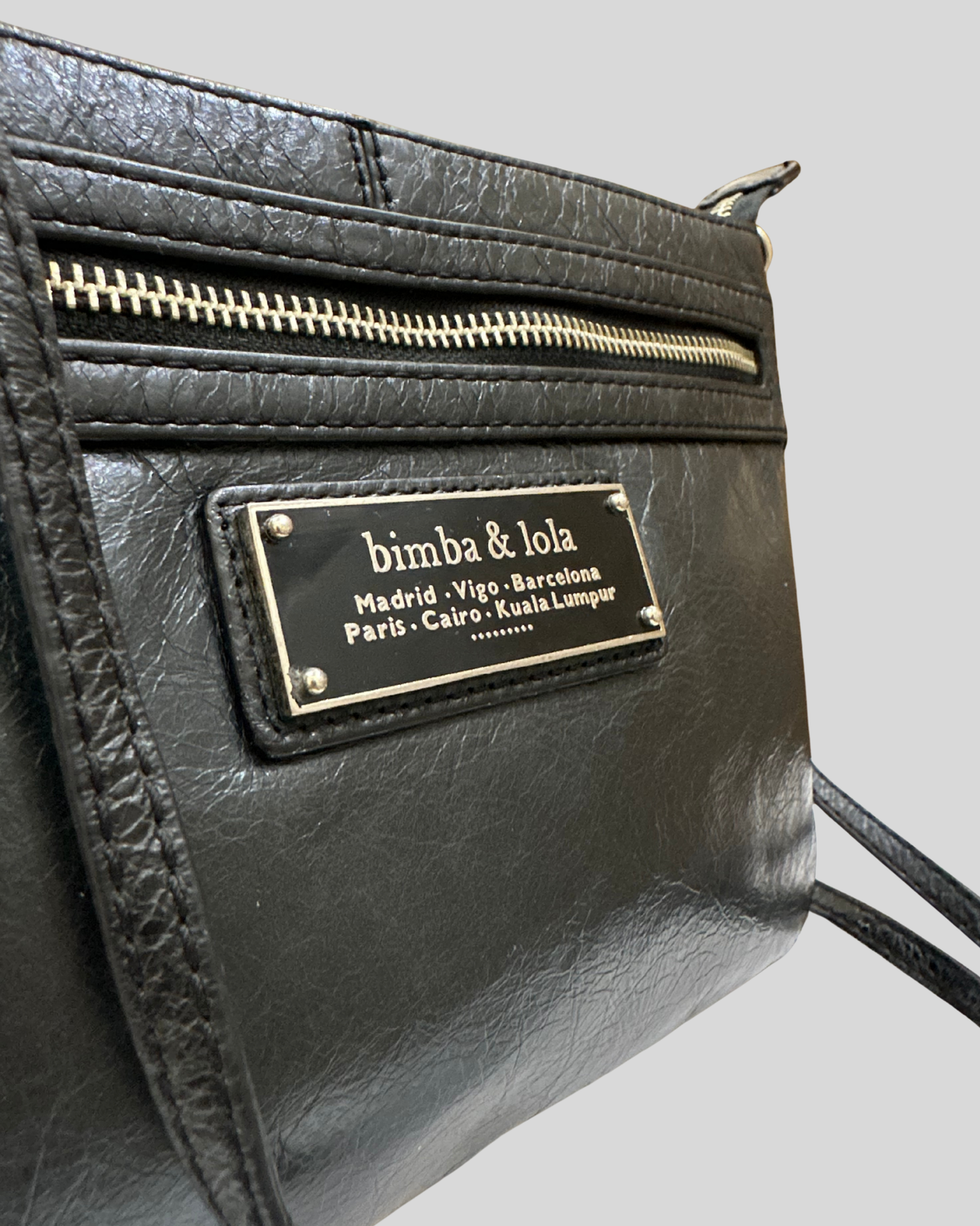 🇪🇸 Bimba y Lola – Sac bandoulière noir à plaque logo et poche zippée