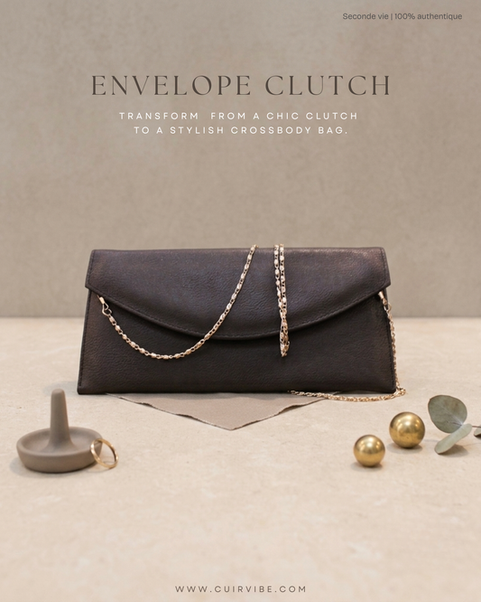 Pochette noire à chaîne au design enveloppe