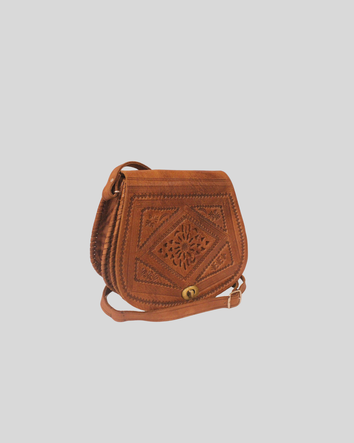 Sac bandoulière artisanal cognac à motifs gravés