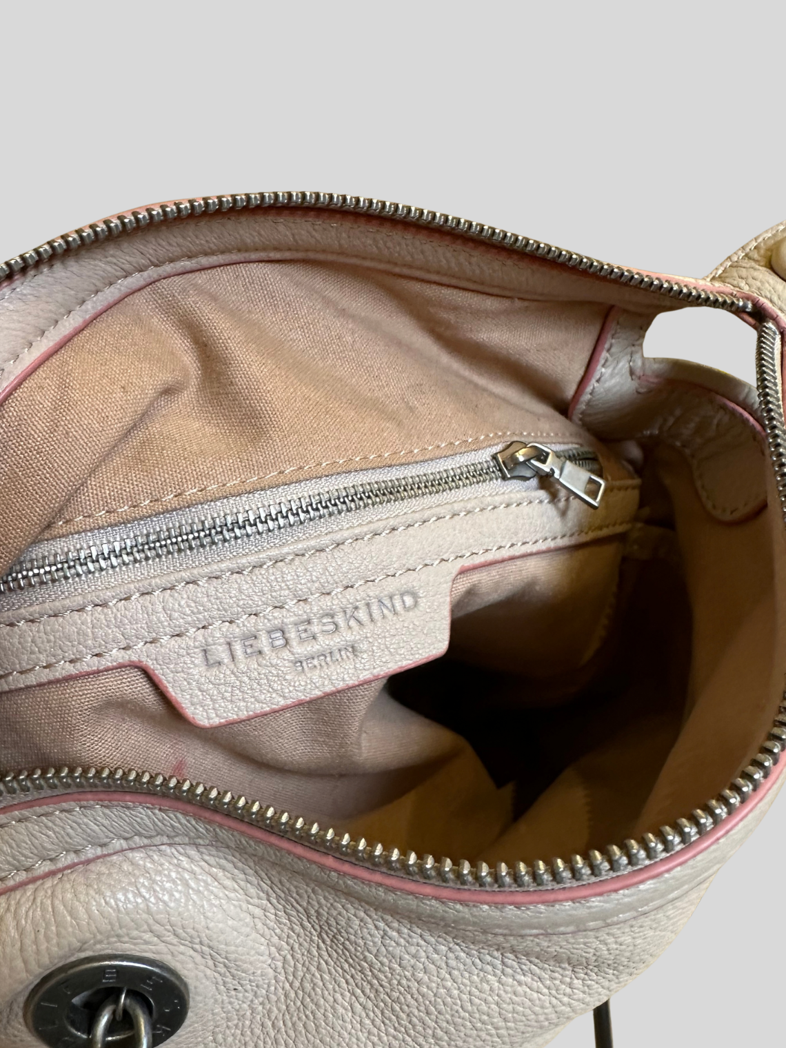 🇩🇪 Liebeskind Berlin – Sac bandoulière beige clair en cuir véritable à liserés roses