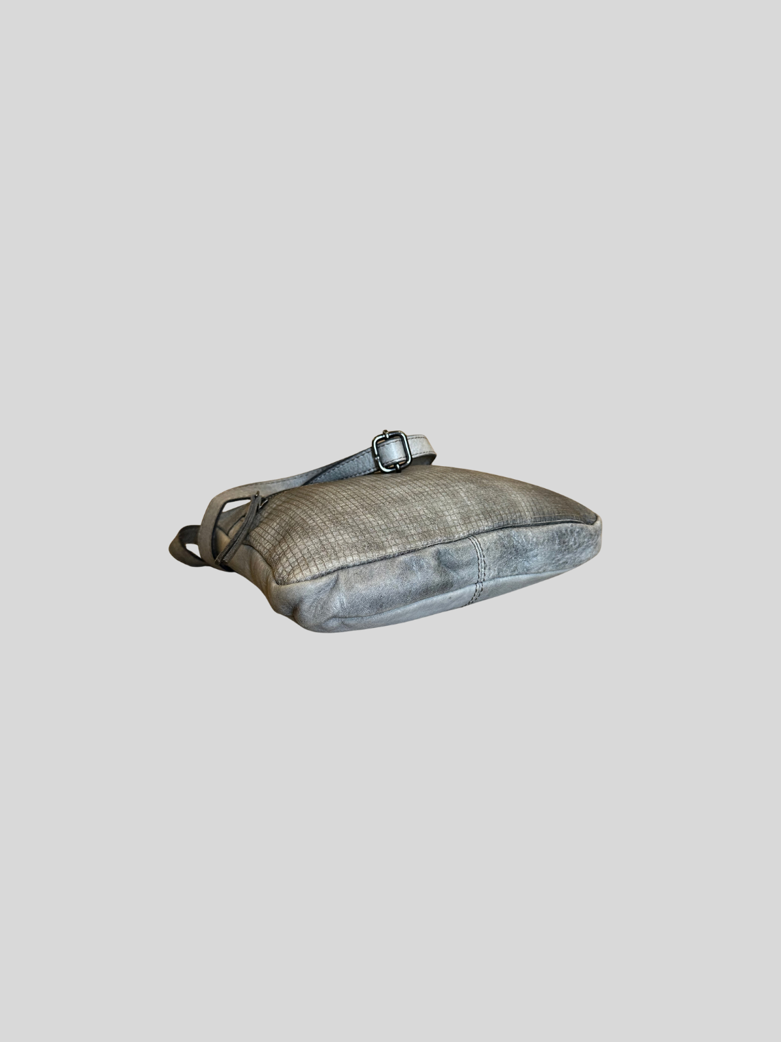 Estelle – Sac bandoulière gris argenté texturé en cuir véritable