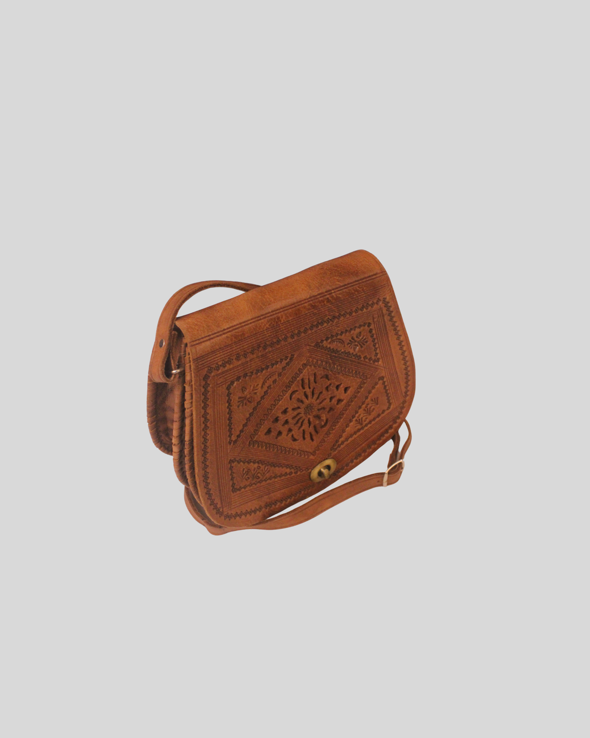 Sac bandoulière artisanal cognac à motifs gravés