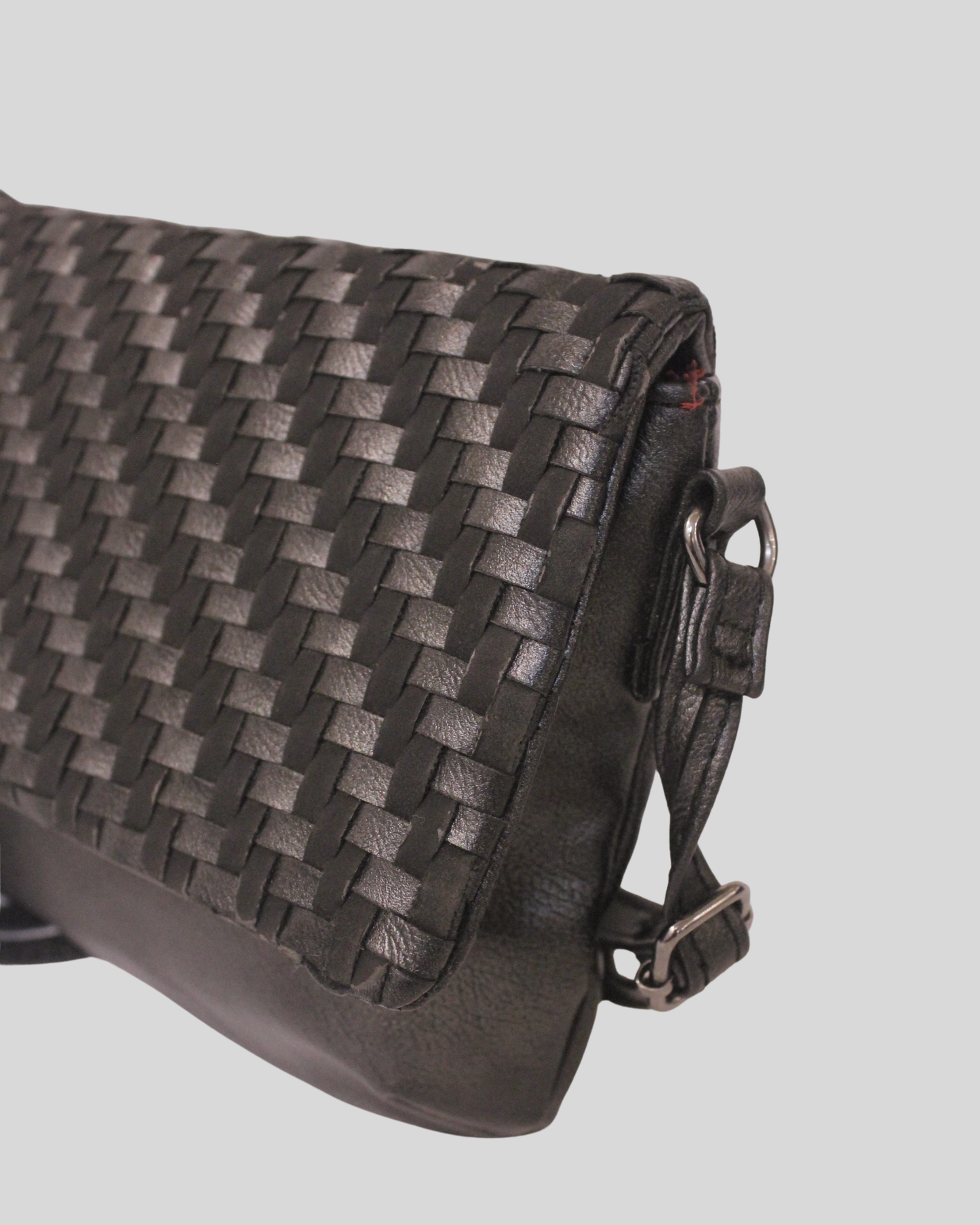 Sac à bandoulière gris foncé tressé