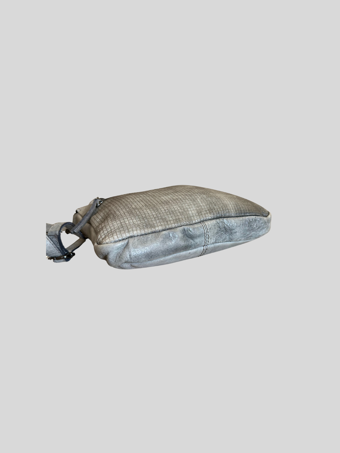 Estelle – Sac bandoulière gris argenté texturé en cuir véritable