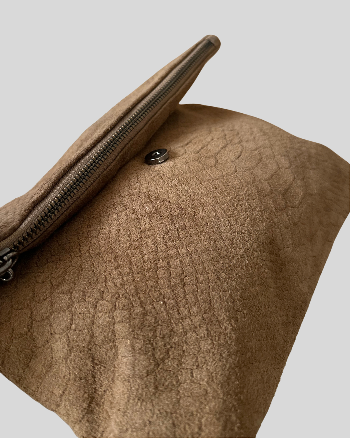🇮🇹 Pochette pliable marron effet python en daim véritable à pompon – Made in Italy