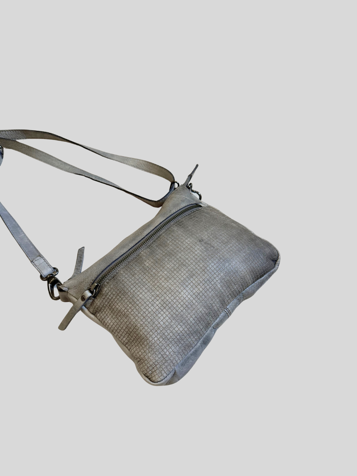 Estelle – Sac bandoulière gris argenté texturé en cuir véritable