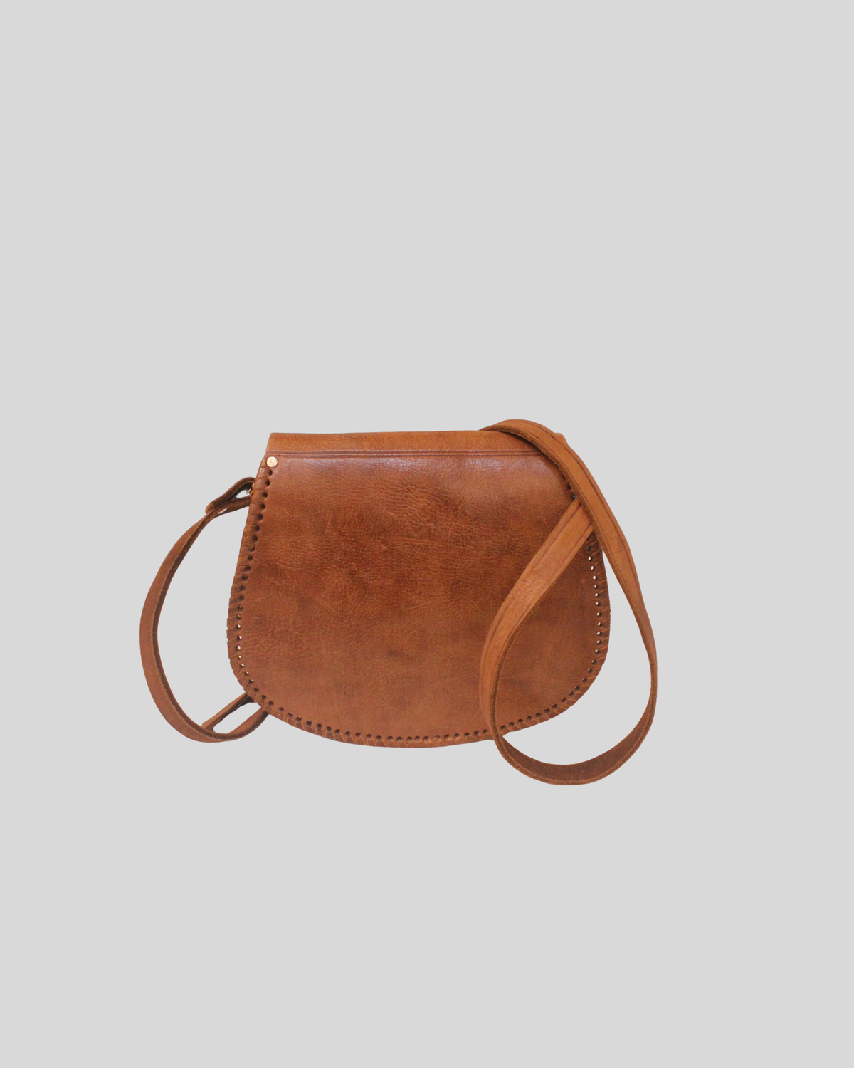 Sac bandoulière artisanal cognac à motifs gravés