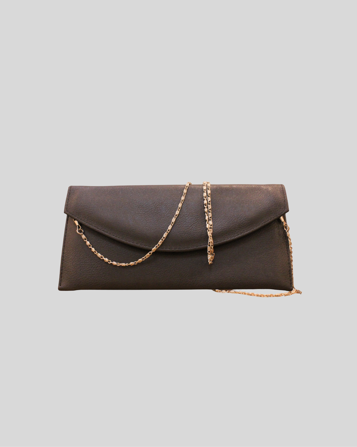 Pochette noire à chaîne au design enveloppe