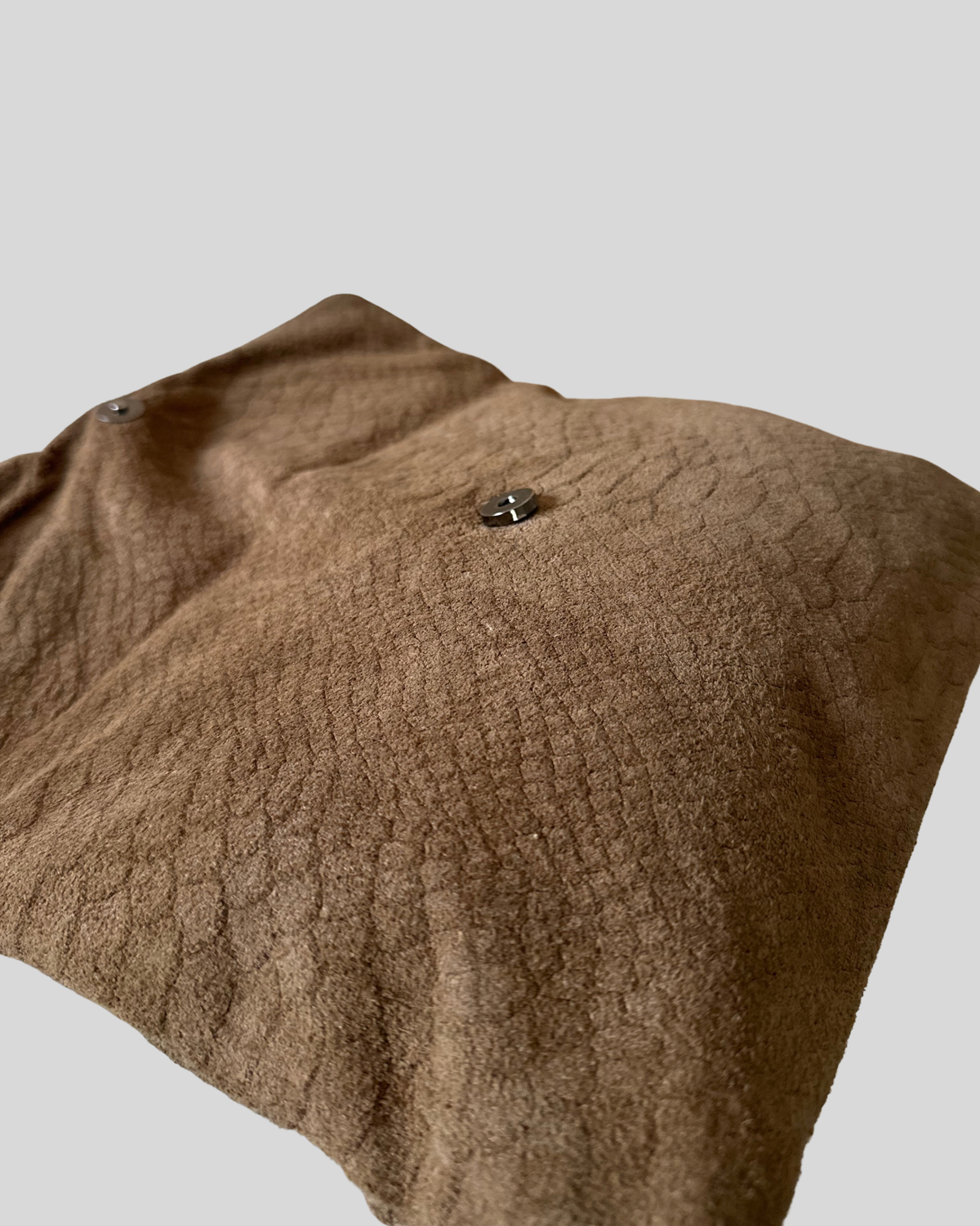 🇮🇹 Pochette pliable marron effet python en daim véritable à pompon – Made in Italy
