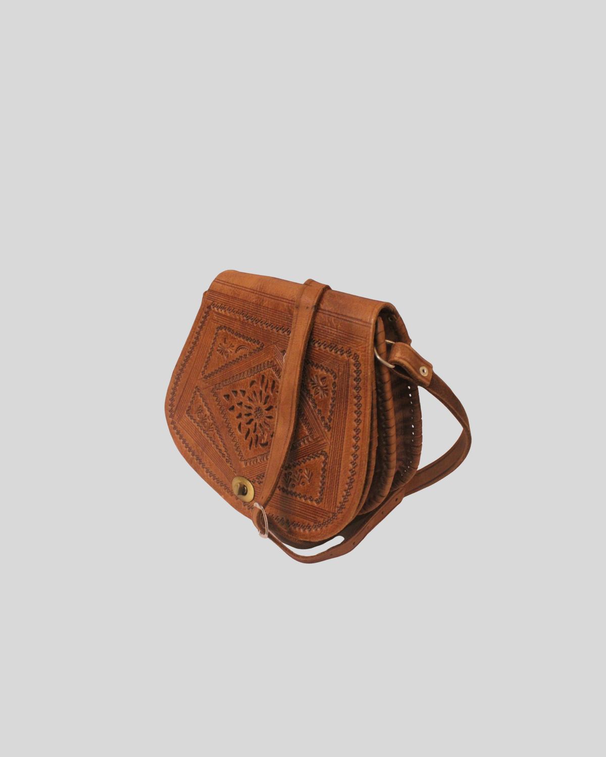 Sac bandoulière artisanal cognac à motifs gravés