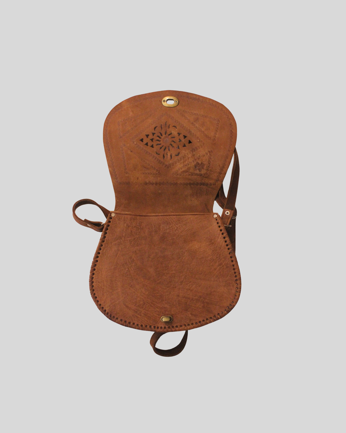 Sac bandoulière artisanal cognac à motifs gravés